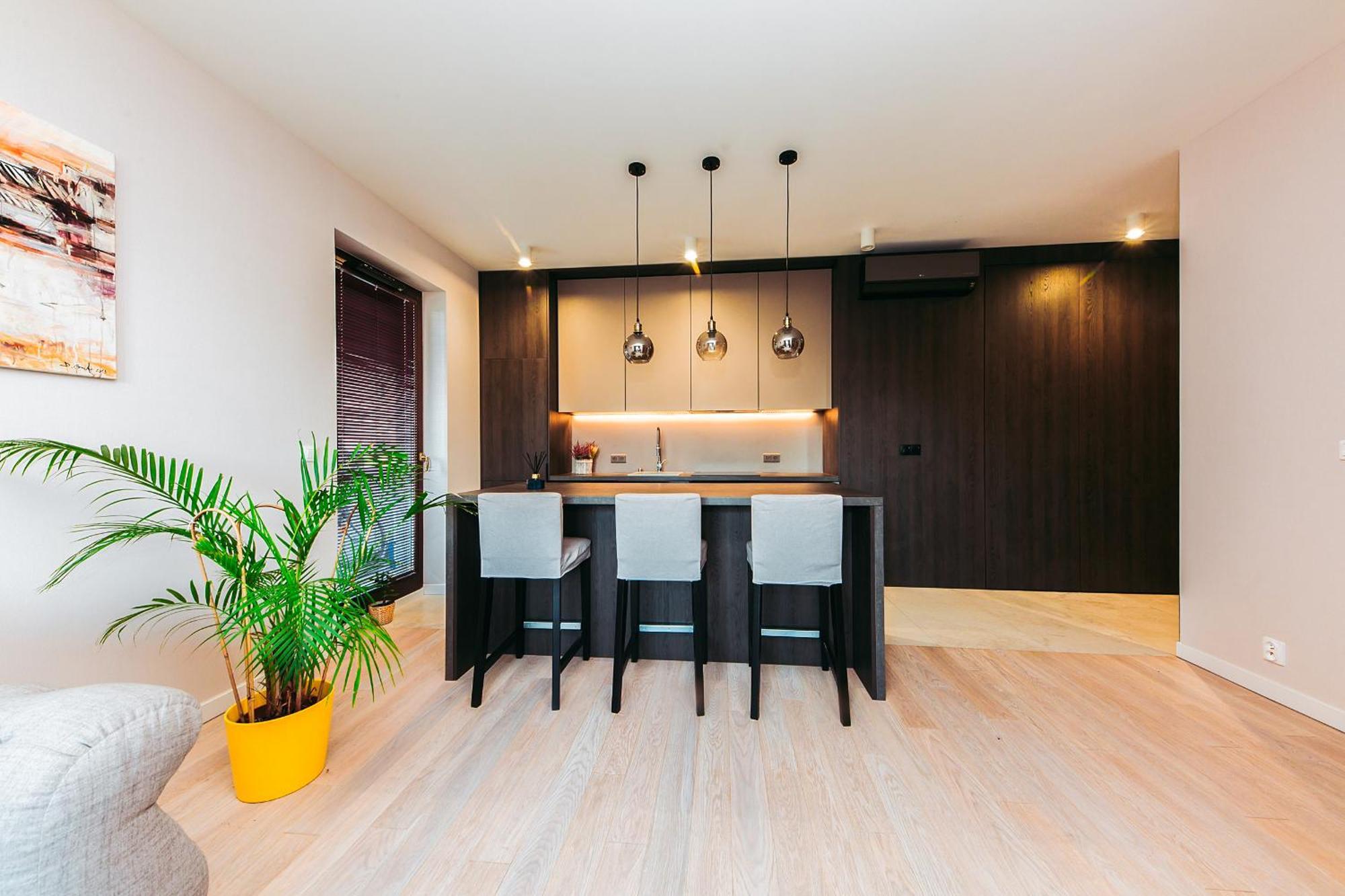 High Standard Close To The Center/free Parking. *